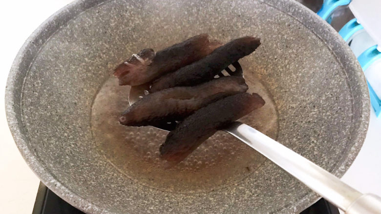红烧海参,把焯好的海参捞出来,沥干水份