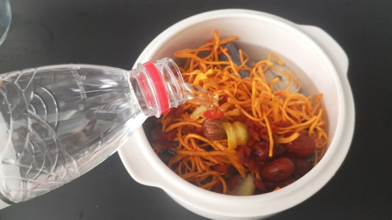 虫草花乌鸡汤,最后倒入矿泉水(使用矿泉水汤汁清味道好)