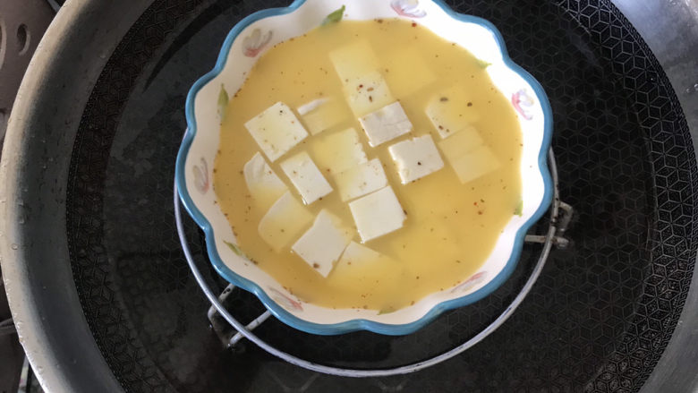 豆腐鸡蛋羹,冷水上锅,水开后蒸6分钟