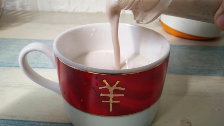 红枣奶昔,搅好后倒出即可品尝了