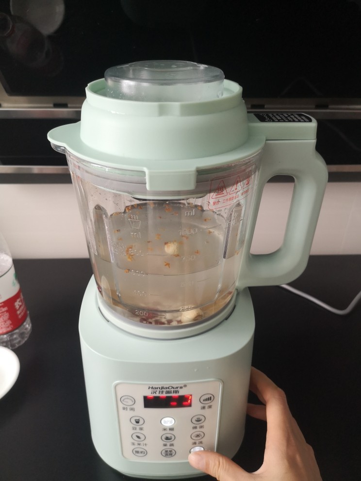 红豆薏米糊,第二种:(根据需求预约)
破壁机设好预约的时间、米糊功能,按启动键,就可以好好的去睡觉、上班了。定时时间到机器自动开始作业,起床或外出回来就可享用啦(每天早上可多睡会)