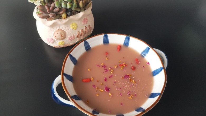 红豆薏米糊,盛出后觉得太单一可撒少少许桂花,玫瑰花枸杞作点缀,增加视觉效果