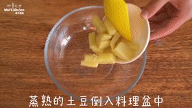 快手无添加|宝宝果蔬土豆脆片,蒸熟的土豆倒入料理盆中，压碎成泥。