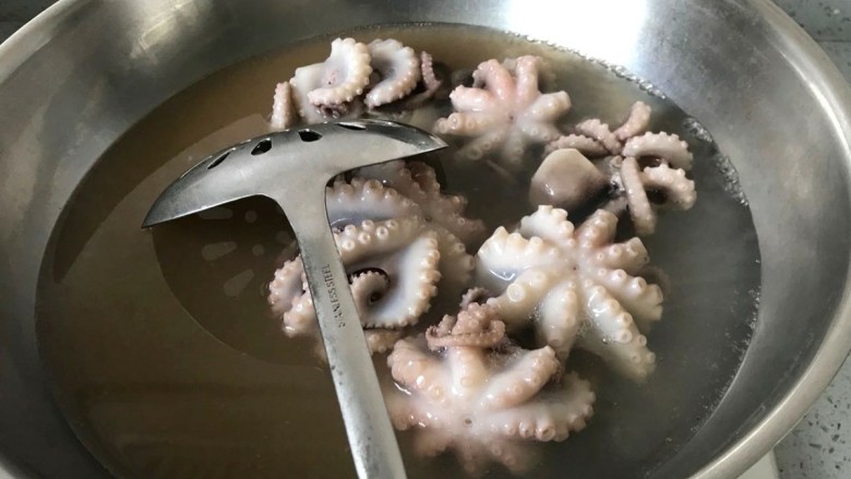 爆炒章鱼,锅内水烧开,放章鱼焯十秒取出(焯久了不脆)