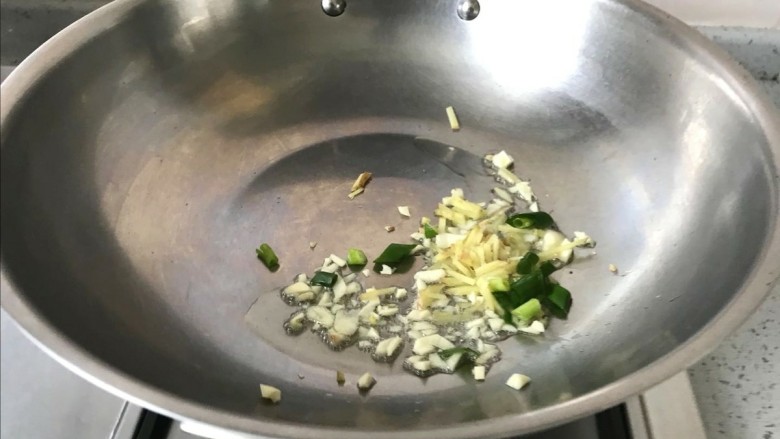 爆炒章鱼,锅内放入少许油加热五成,把姜葱蒜倒入锅中炒出香味