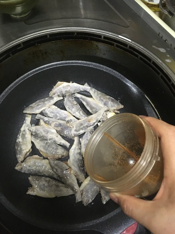 香辣小黄鱼,把辣椒粉撒均