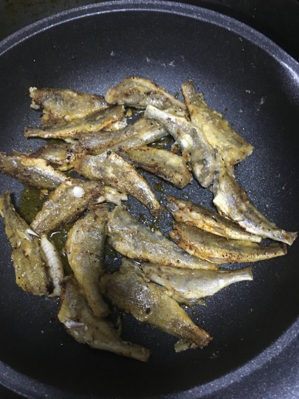 香辣小黄鱼,翻过一条鱼来看看,这样硬朗变黄就可以翻面了