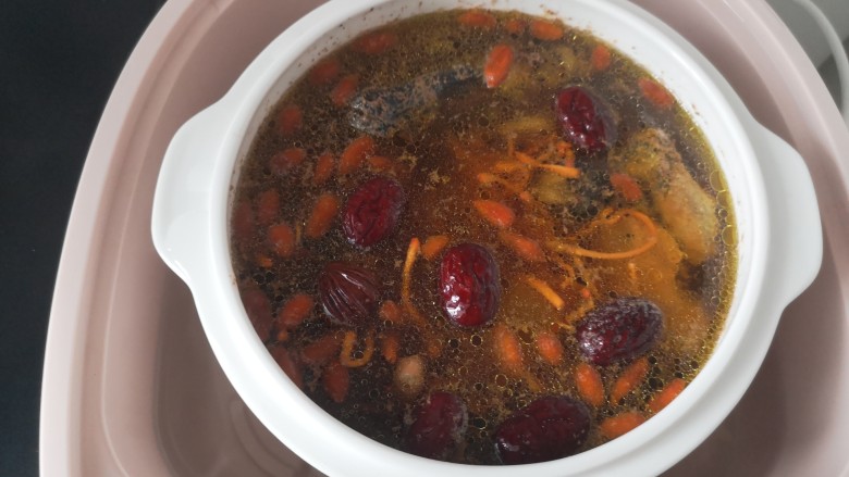 虫草花乌鸡汤,炖的时候还能闻到清香,时间到揭开香味扑鼻,哇好诱人