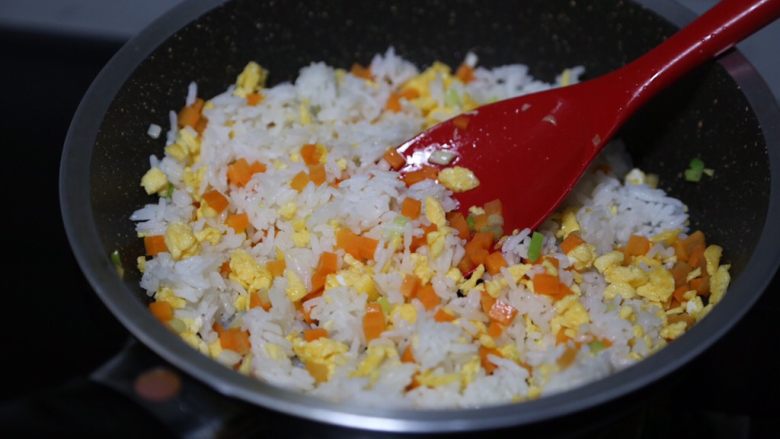 酱油蛋炒饭,接着加入<a style='color:red;display:inline-block;' href='/shicai/ 507'>米饭</a>翻炒均匀