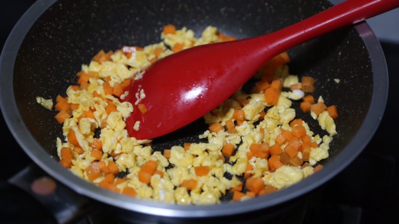 酱油蛋炒饭,加入胡萝卜粒翻炒