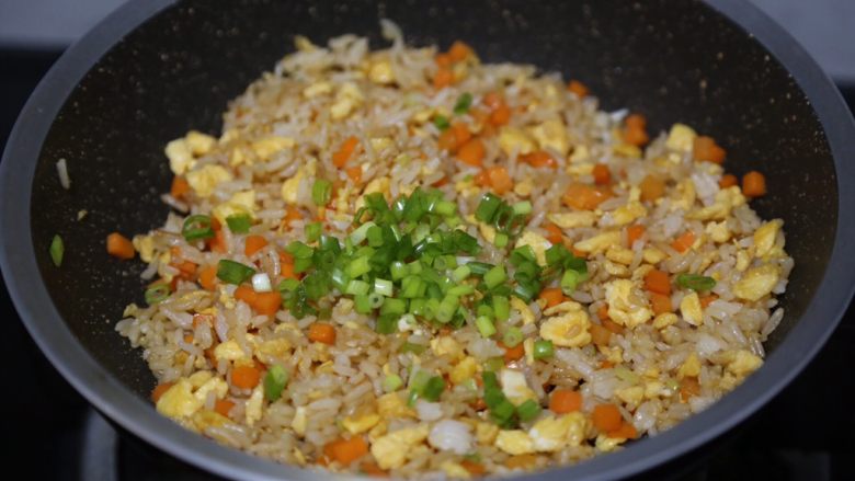 酱油蛋炒饭,最后调入少许盐,放入葱花