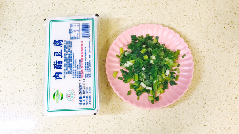 小葱拌豆腐,准备好食材