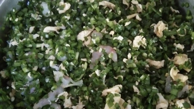 韭菜鸡蛋吓人包子,和馅,把韭菜先用少许油半一下,在放鸡蛋,虾仁,和盐