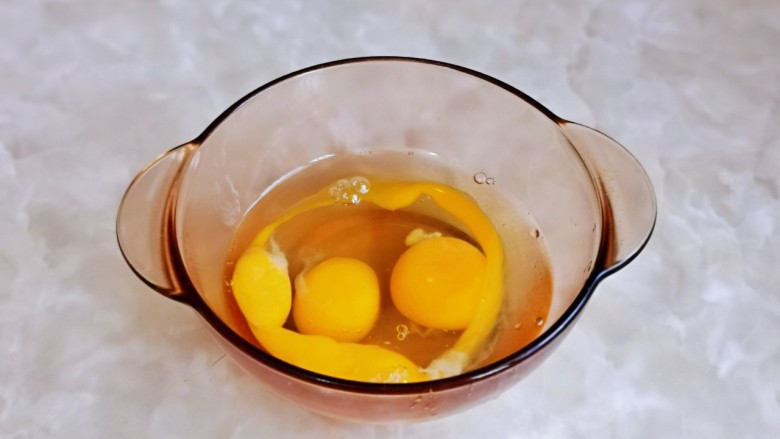 豆腐鸡蛋羹,<a style='color:red;display:inline-block;' href='/shicai/ 9'>鸡蛋</a>磕碗里,哇~一枚双黄蛋~