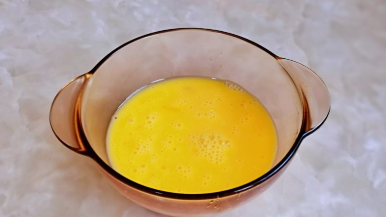 豆腐鸡蛋羹,加入<a style='color:red;display:inline-block;' href='/shicai/ 718'>料酒</a>,用筷子充分打散。