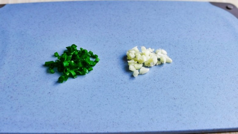 小葱拌豆腐,首先葱蒜去皮切好。
