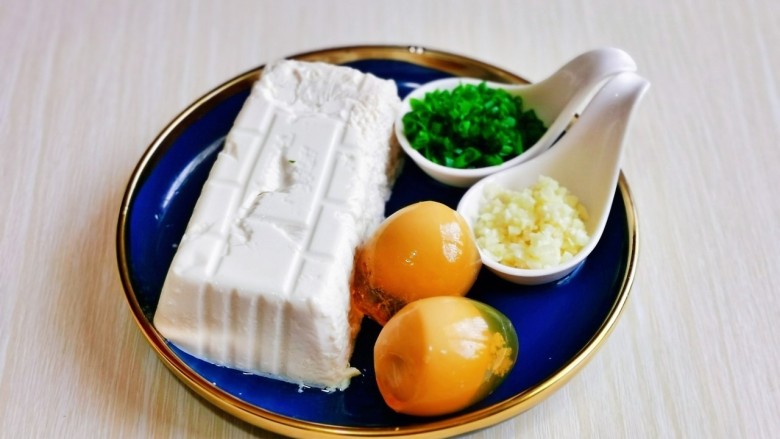 小葱拌豆腐,准备好其它食材。