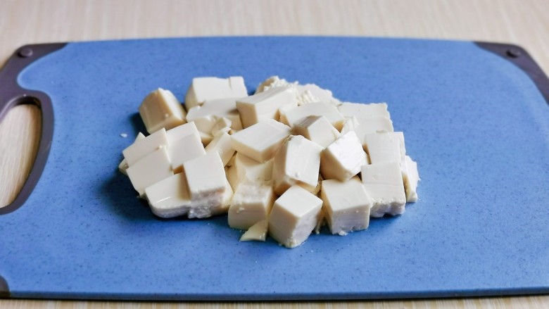小葱拌豆腐,<a style='color:red;display:inline-block;' href='/shicai/ 474'>内酯豆腐</a>切小块。