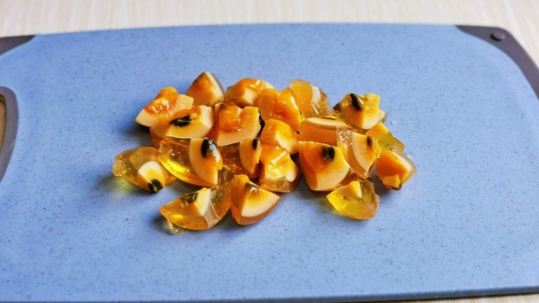 小葱拌豆腐,<a style='color:red;display:inline-block;' href='/shicai/ 14'>皮蛋</a>去皮冷水冲洗干净,再切小块。