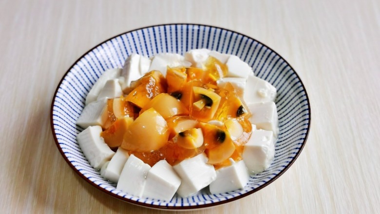 小葱拌豆腐,把切好的豆腐装盘,再放上皮蛋,放旁边备用。