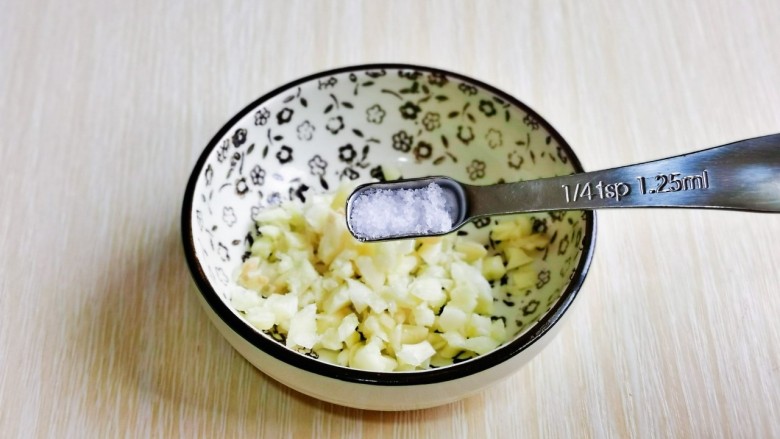 小葱拌豆腐,蒜末中加入盐。