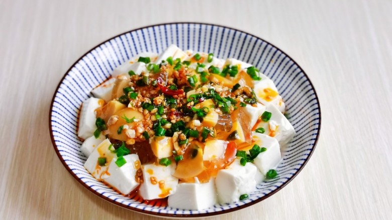 小葱拌豆腐,把酱汁淋在豆腐上,撒上葱花就可以啦!