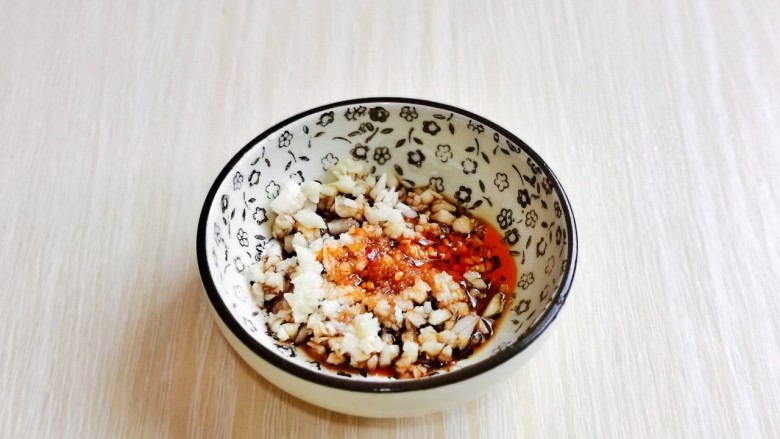 小葱拌豆腐,再加入<a style='color:red;display:inline-block;' href='/shicai/ 49228'>红油辣子</a>,<a style='color:red;display:inline-block;' href='/shicai/ 788'>生抽</a>,搅拌均匀。(红油的量根据个人喜好来加)