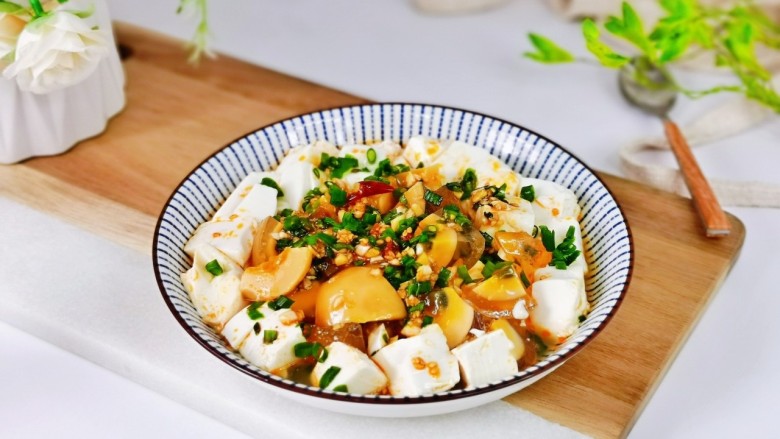 小葱拌豆腐,红油<a style='color:red;display:inline-block;' href='/shicai/ 157'>小葱</a>皮蛋豆腐。