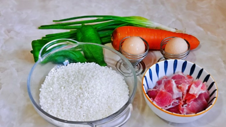 酱油蛋炒饭,准备食材,我用的是<a style='color:red;display:inline-block;' href='/shicai/ 216'>牛肉</a>片,里脊肉也可以。