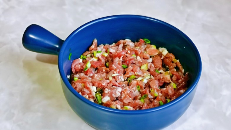 酱油蛋炒饭,充分抓拌均匀,放旁边备用。