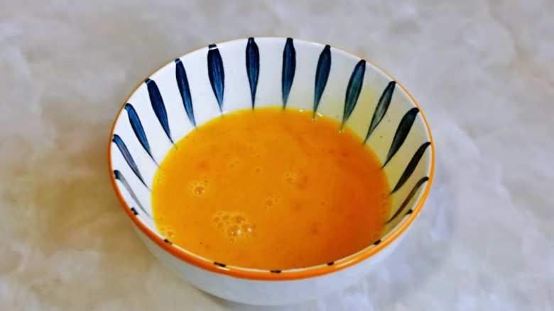 酱油蛋炒饭,<a style='color:red;display:inline-block;' href='/shicai/ 9'>鸡蛋</a>磕碗里,按个人口味加入盐,用筷子打散。