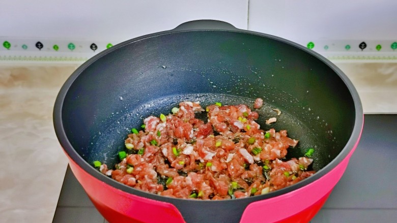 酱油蛋炒饭,起油锅，加入腌制好的牛肉丁煸炒至变色。