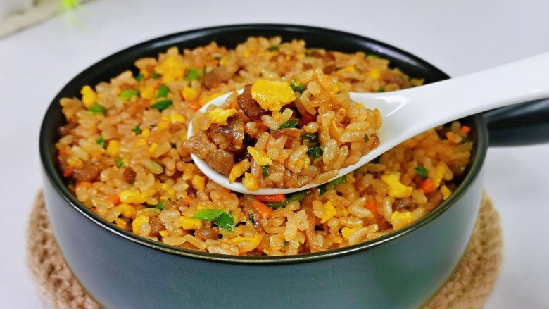 酱油蛋炒饭,专治挑食的宝宝,我家宝贝分分钟吃了一碗。