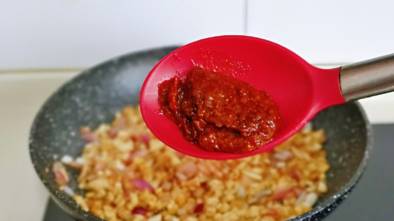 臊子面,待鸡腿菇煸炒变软后,加入<a style='color:red;display:inline-block;' href='/shicai/ 705'>豆瓣酱</a>。