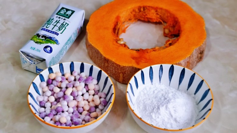 南瓜小圆子,准备食材,量可以根据胃口增减,糯米加入少量水化开。