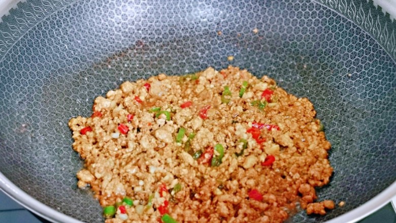 肉沫蒸豆腐,翻炒至均匀,肉糜炒制散开状态,关火盛出。