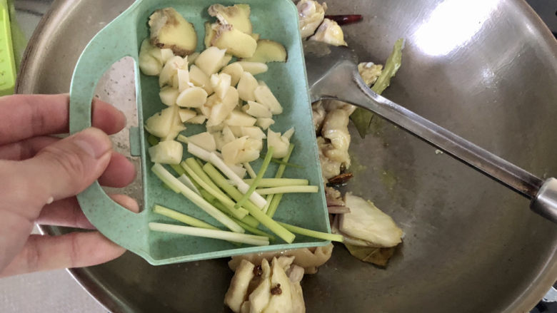香菇炖鸡腿➕香菇山药烧鸡腿,下葱白姜片蒜蓉,炒香