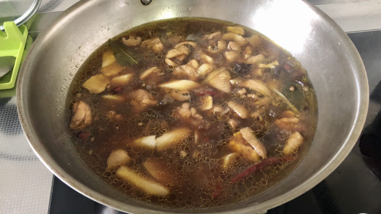 香菇炖鸡腿➕香菇山药烧鸡腿,转中大火收汁,我想用汤汁泡饭,所以留的汤汁比较多