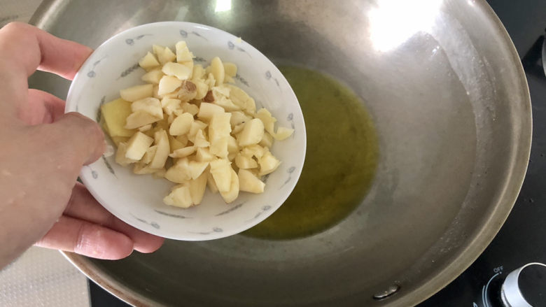 辣炒花甲➕洋葱辣炒花甲,热锅冷油,下蒜蓉姜片小火煸香