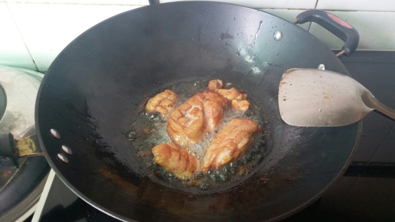 酱鸭肉,你看,两块鸭胸肉煎出来的油,这里用大火煎的话速度比较快,但是容易焦,小火煎比较慢,但是易把握,煎到两面变色如上。