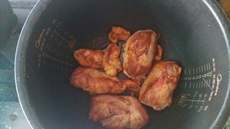 酱鸭肉,这里我已经煎好了四块鸭胸肉,皮面朝下放入电饭煲