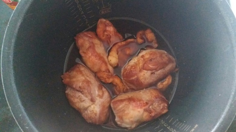 酱鸭肉,加入开水,大概是没过鸭胸肉的一半