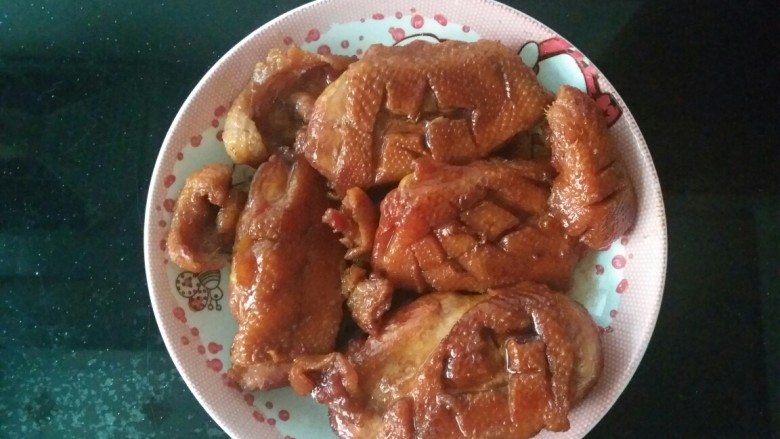 酱鸭肉,电饭煲出来的时候,颜色还不错,汤汁不要倒掉,可以淋在鸭肉上,也可以用小碗装起,因为汤汁偏咸,家里人口味不一的,就可以重口味的蘸汤汁,没那么重口味的就直接吃。