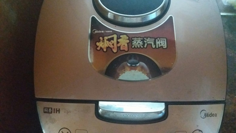 酱鸭肉,放入电饭煲,按煮饭键,其实不用做完整个煮饭过程,只要焖个二十到三十分钟就好。