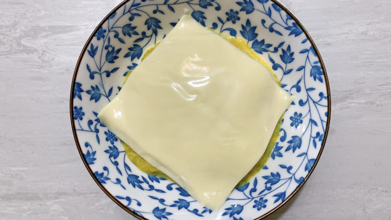 芝士焗南瓜,铺上马苏里拉芝士片(有芝士碎的更好啦,会有拉丝效果)