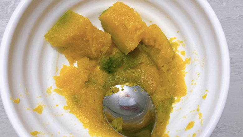 芝士焗南瓜,将南瓜去皮切块。(贝贝南瓜皮也是可食用的,切掉后,可再利用)