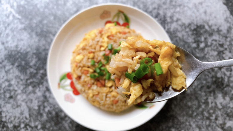 酱油蛋炒饭,快手酱香蛋炒饭,大功告成。
