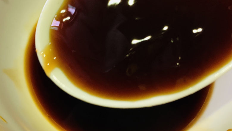 酱油蛋炒饭,2勺<a style='color:red;display:inline-block;' href='/shicai/ 721'>蚝油</a>,调均匀