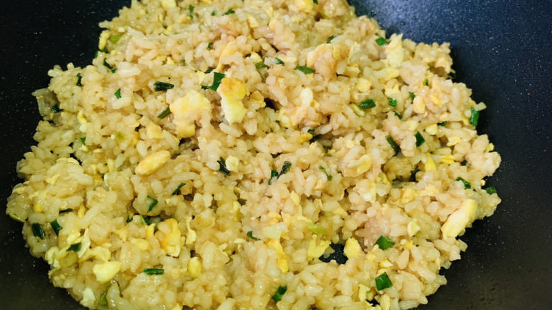 酱油蛋炒饭,继续翻炒,起锅
