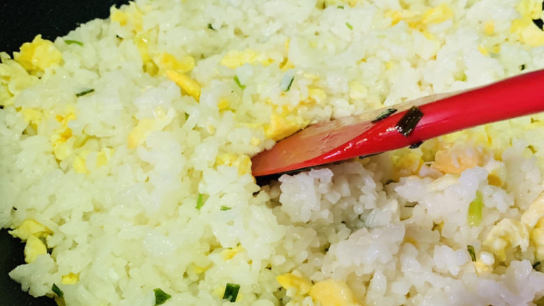 酱油蛋炒饭,继续翻炒,把蛋和饭炒融合一起